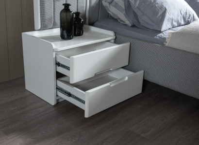 Moderná biela nočná skrinka