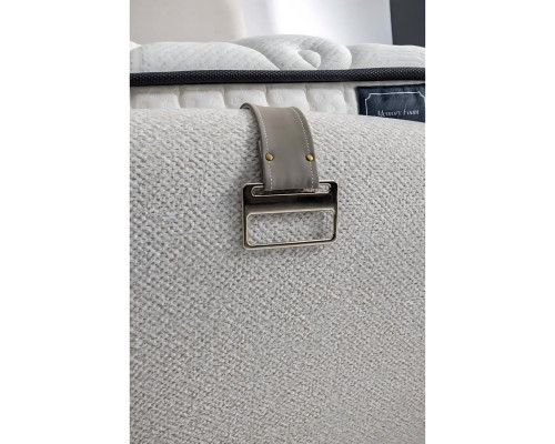 Moderná posteľ biela s čalúnením a drevenou matracou