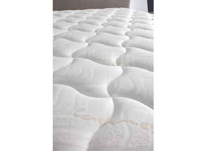 Elegantná posteľ z látky a dreva s matracom