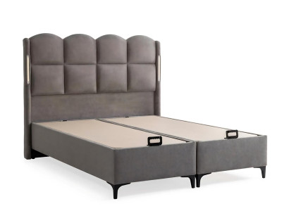 Sivá posteľ s vankúšmi z textílie a dreva, moderný dizajn