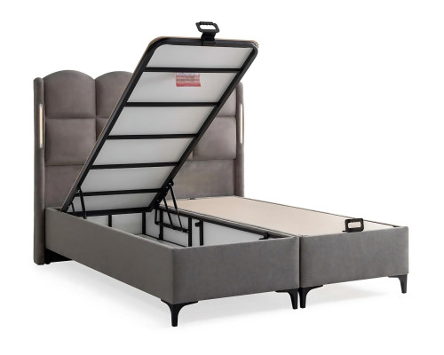 Sivá posteľ s vankúšmi z textílie a dreva, moderný dizajn