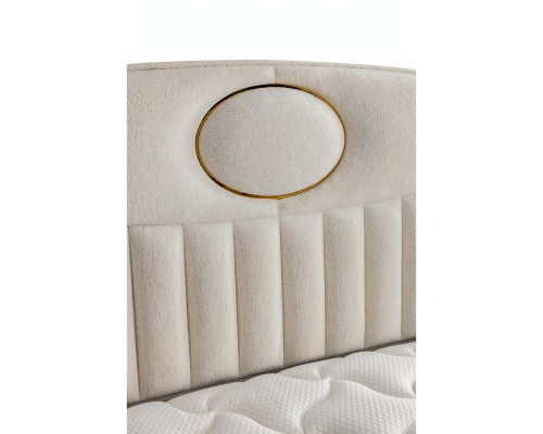 Elegantná posteľ s vankúšmi z svetlo sivej tkaniny a dreva