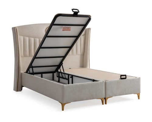 Elegantná posteľ s vankúšmi z svetlo sivej tkaniny a dreva