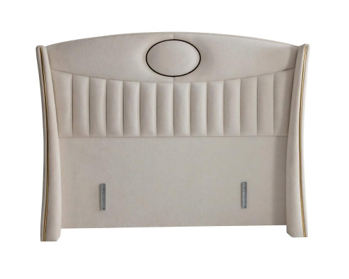 Elegantná posteľ s vankúšmi z svetlo sivej tkaniny a dreva