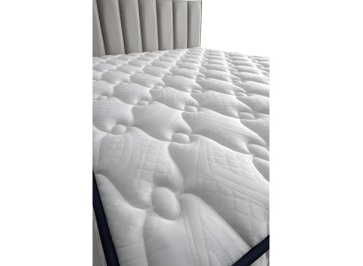 Moderná sivá posteľ s matracom