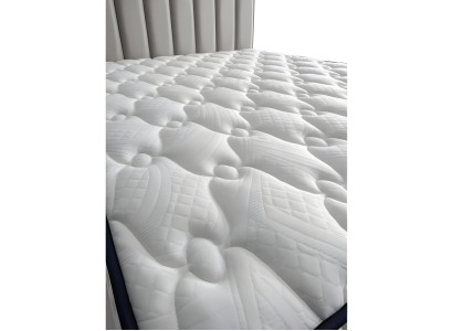 Moderná sivá posteľ s matracom