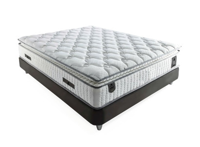 Elegantný sivý komplet posteľného prádla s vankúšom z tkaniny a dreva