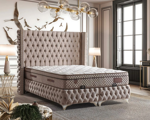 Elegantná posteľ s hnedým poťahom