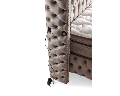 Elegantná posteľ s hnedým poťahom