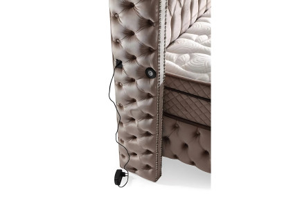 Elegantná posteľ s hnedým poťahom