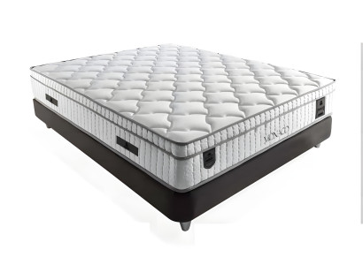 Elegantná posteľ z látky a dreva s matracom