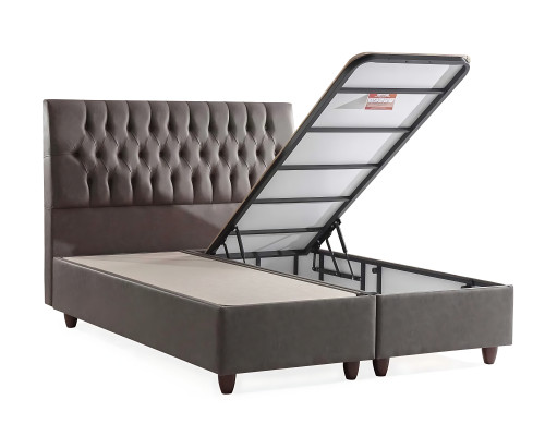 Posteľ s elegantným dizajnom a matracom vytvára príjemnú atmosféru.