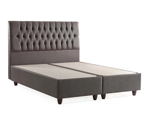 Posteľ s elegantným dizajnom a matracom vytvára príjemnú atmosféru.