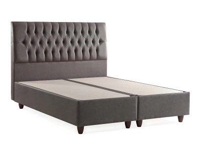 Posteľ s elegantným dizajnom a matracom vytvára príjemnú atmosféru.