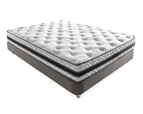 Posteľ s elegantným dizajnom a matracom vytvára príjemnú atmosféru.