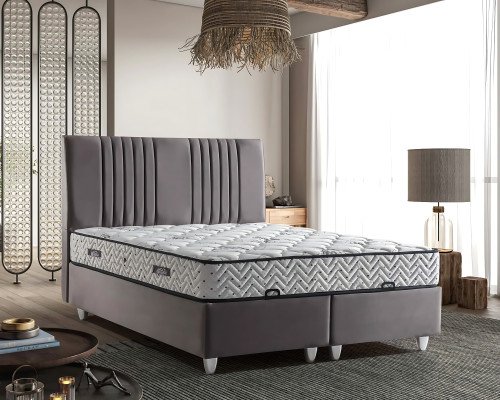 Posteľ z sivej tkaniny s moderným matracom