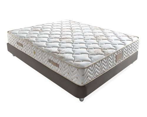 Elegantná posteľ s vankúšmi z svetlo sivej tkaniny a dreva