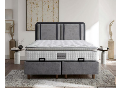 Elegantná a stabilná posteľ s matracom, ktorá dodáva čaru interiéru.