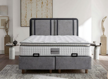 Elegantná a stabilná posteľ s matracom, ktorá dodáva čaru interiéru.