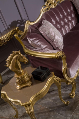 Dreisitzer-Sofa in brauner Farbe im klassischen Stil für das Wohnzimmer