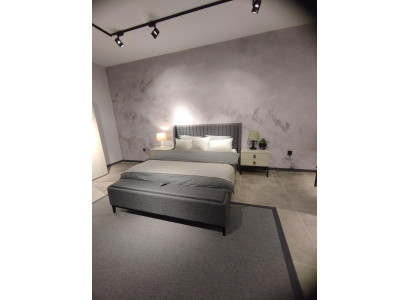 Modern Bett + Bank + 2x Nachttische zugleich Funktional und Komfortabel