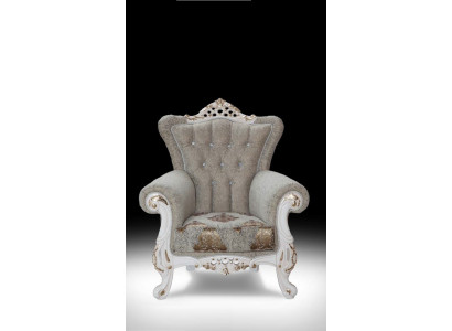 Wunderschöner Sessel im klassischen Stil für das Wohnzimmer mit glänzenden Mustern