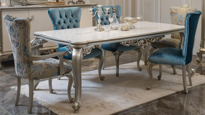 Herrlicher Esstisch im klassischen Design mit exklusiver Tischplatte