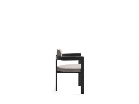 Ein hochmoderner Stuhl mit ungewöhnlicher Form und interessanten Beinen mit bequemer Rückenlehne in Grau-Schwarz für das Esszimmer