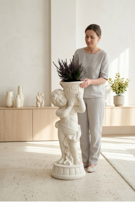 Figur Statue mit Blumen Gefäss Kasten Statuen Figuren Skulptur Garten