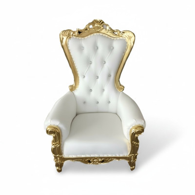 Eleganter weißer Sessel mit einer dynamischen Silhouette und prächtigen Dekorelementen in Form von Blumenmustern