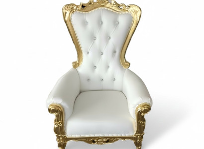 Eleganter weißer Sessel mit einer dynamischen Silhouette und prächtigen Dekorelementen in Form von Blumenmustern