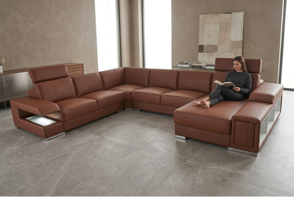 Wohnambiente mit einem U-förmigen Designer-Ecksofa