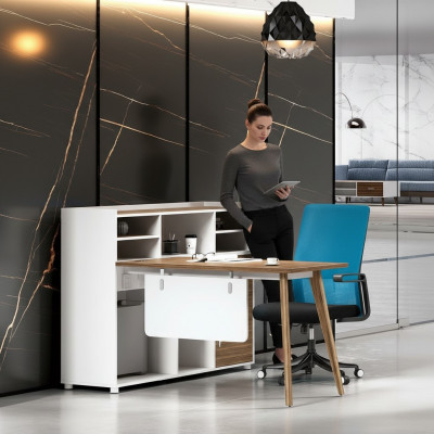 Luxuriöser Bürotisch aus Holz in modernem Design und hellen Farben