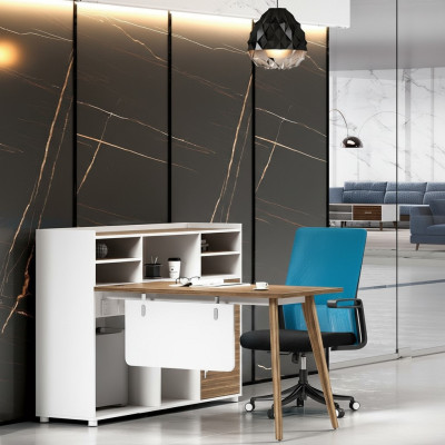 Luxuriöser Bürotisch aus Holz in modernem Design und hellen Farben