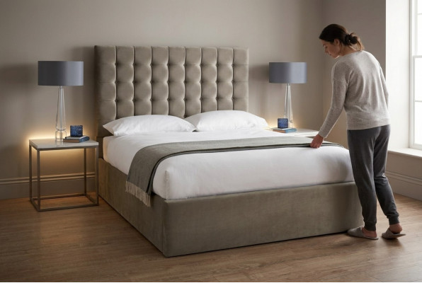 Modernes hellbeiges Chesterfield Doppelbett Designer Schlafzimmer Bett