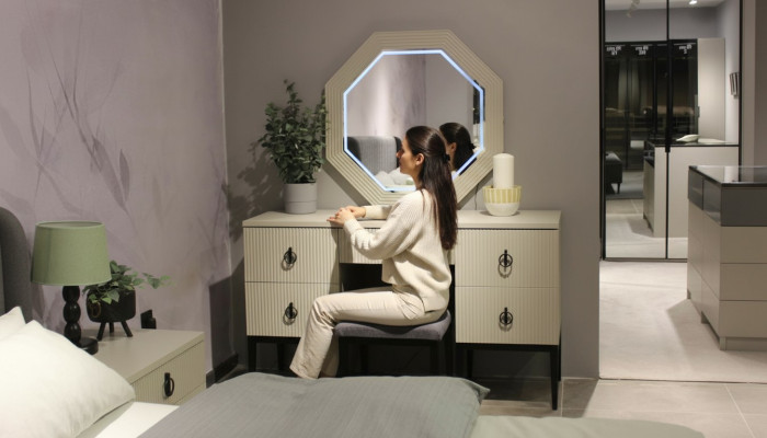 Exklusiver Designer Schminktisch mit Spiegel Funktional und Luxuriös Neu
