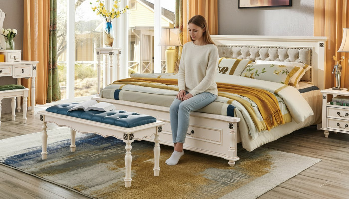Edles Doppelbett mit luxuriösem Holzdesign und gepolstertem Kopfteil