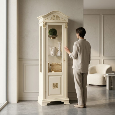 Eleganter Barock-Glasvitrinenschrank mit filigranen Verzierungen