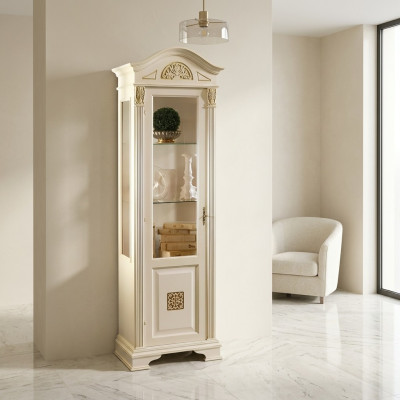 Eleganter Barock-Glasvitrinenschrank mit filigranen Verzierungen