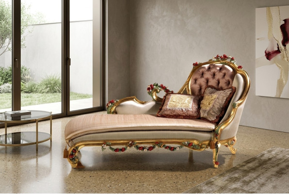 Luxuriöser Chaiselongue mit dekorativen Schnitzereien