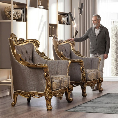 Ein luxuriöser klassischer Ohrensessel in Dunkelgrau mit goldenem Barockdesign von Chesterfield