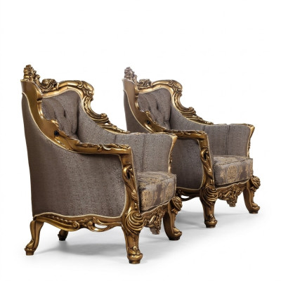 Ein luxuriöser klassischer Ohrensessel in Dunkelgrau mit goldenem Barockdesign von Chesterfield