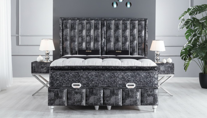 Schwarzes Bett mit Matratze und zwei Nachttischen im Schlafzimmermöbel-Set