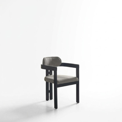 Ein hochmoderner Stuhl mit ungewöhnlicher Form und interessanten Beinen mit bequemer Rückenlehne in Grau-Schwarz für das Esszimmer
