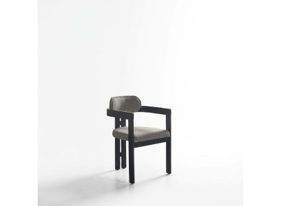 Ein hochmoderner Stuhl mit ungewöhnlicher Form und interessanten Beinen mit bequemer Rückenlehne in Grau-Schwarz für das Esszimmer