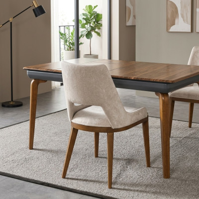 Ein lakonischer, moderner Stuhl mit hohen Beinen aus Holz und Polsterung in einer angenehmen, hellen cremefarbenen Farbe für das Esszimmer