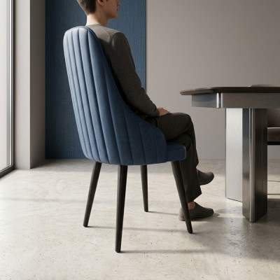 Origineller Esshocker blauer Farbe mit einem weichen Rücken für Ihr Esszimmer