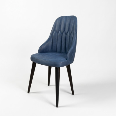 Origineller Esshocker blauer Farbe mit einem weichen Rücken für Ihr Esszimmer