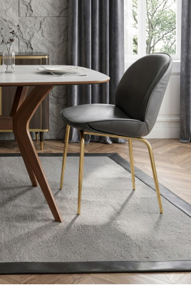 Ein unvergleichlicher Stuhl aus hochwertigem Material und Edelstahl für das Esszimmer
