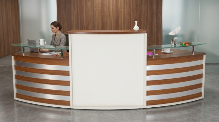 Ästhetischer und komfortabler Empfangstresen in klassischem Design